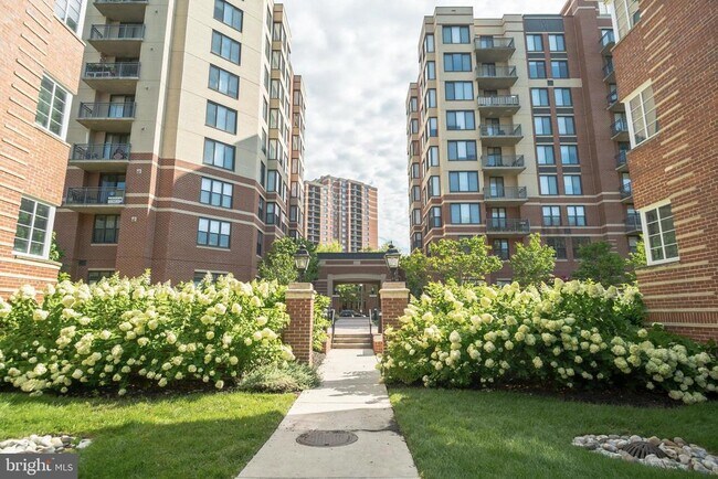 Building Photo - 2220 Fairfax Dr
