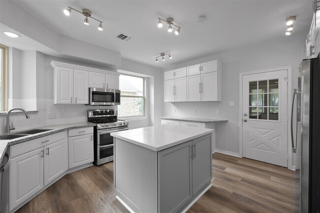 Building Photo - 13527 Summer Hill Dr