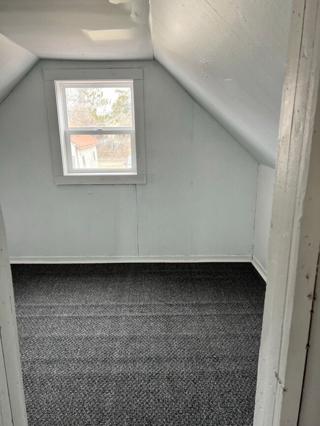 Building Photo - 3 Bedrooms, 1 Bathrooms Single Family Home...