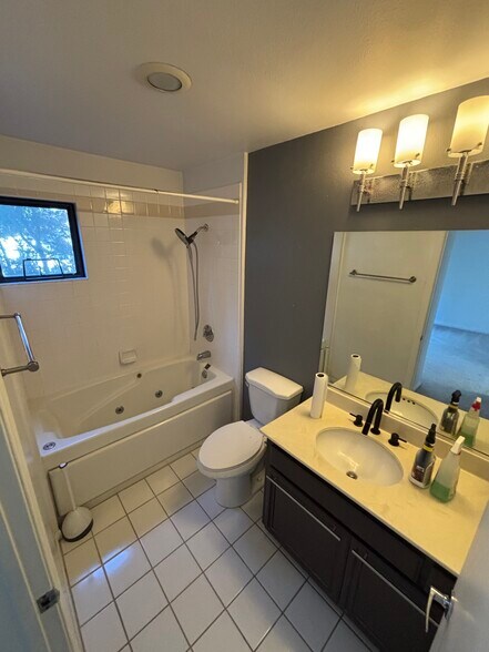 Building Photo - 111 S Oak Knoll Ave