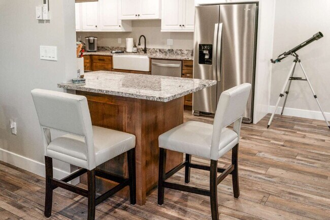 Building Photo - 451 W 200 S