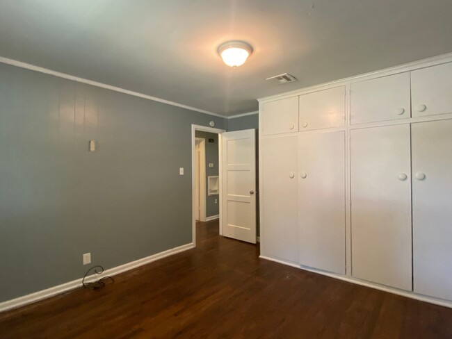 Building Photo - Cozy 2-bedroom 1-bathroom duplex Located i...