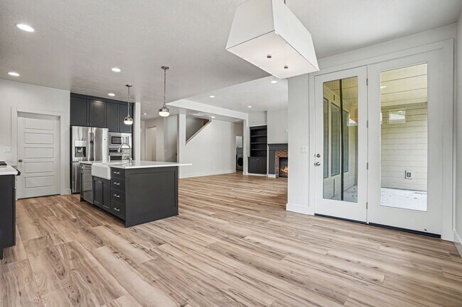 Building Photo - 6120 N Hacienda Ave
