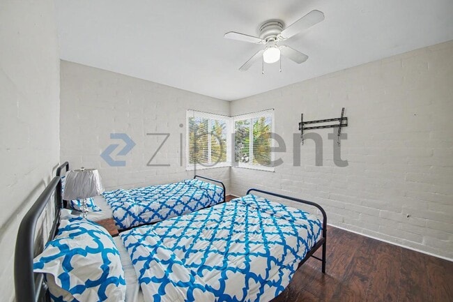 Building Photo - Unit