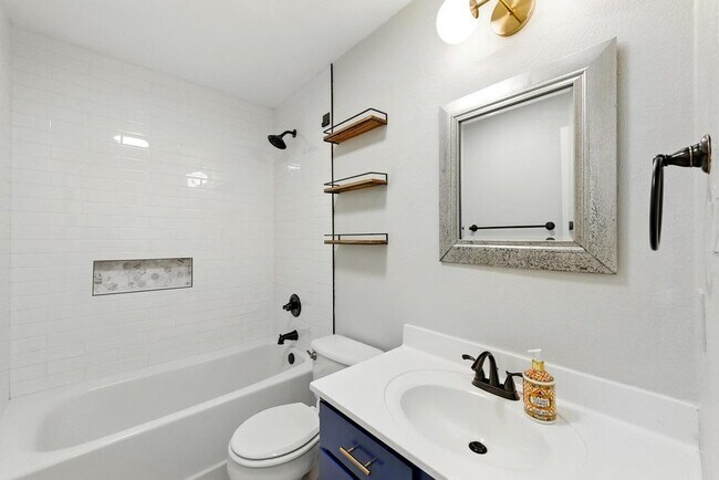Building Photo - 6903 Moonmont Dr