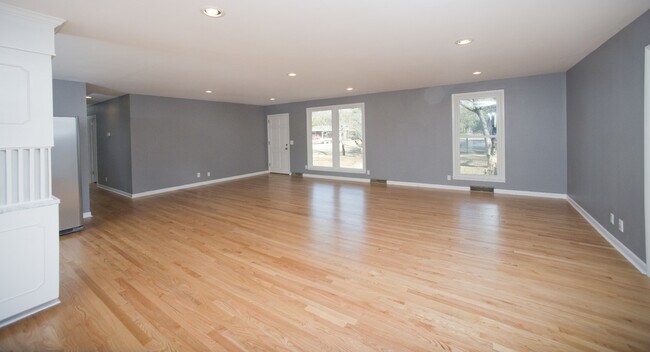 Building Photo - Beautiful Three Bedroom Home! AVAILABLE 8/...