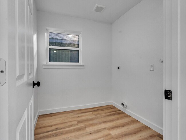 Building Photo - ? 3 Bed / 2.5 Bath Duplex – Spacious & Move-In Ready! ?