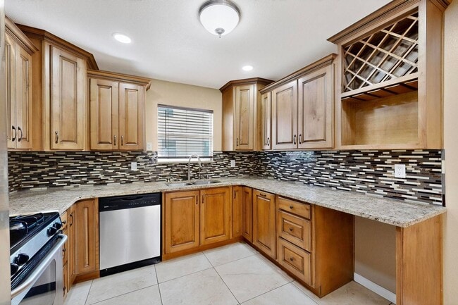 Building Photo - 3 bedroom, 2 bath single story home in Wes...