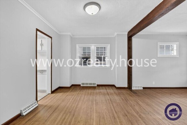 Building Photo - 2032 Barrows St