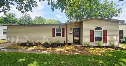 Building Photo - 902 Jardin Dr
