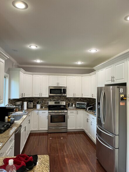 Shared kitchen - 53314 Zachary Dr