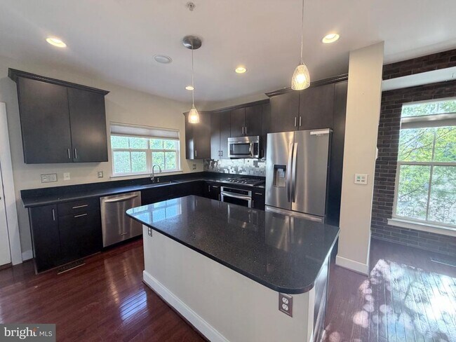 Building Photo - 4560 Longfellow St
