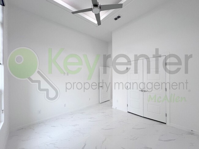 Building Photo - Stunning - 3 b/2.5 bath Home - Don't Miss Out!