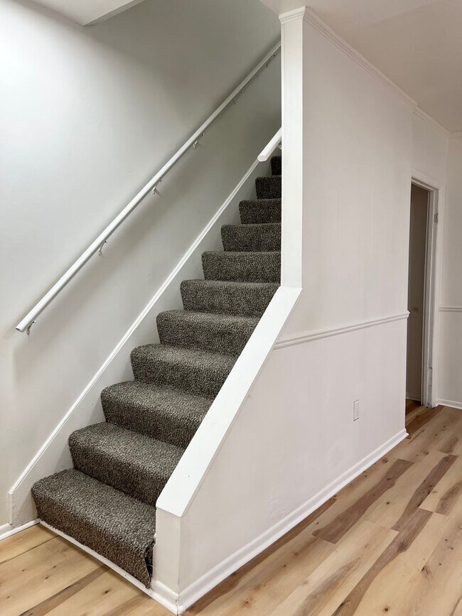 Building Photo - Spacious 3 bed, 2.5 bath Single Family home in Carrick- New Flooring and Paint, Available Immedia...