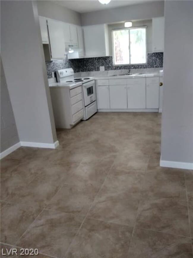 Building Photo - 2 bedroom Condo