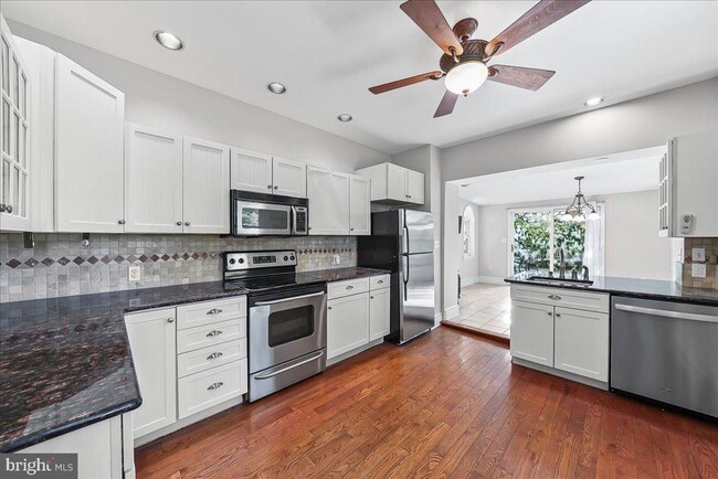 Building Photo - 240 W Miner St