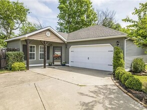 Building Photo - MUST SEE 3BDRM 2BATH HOUSE!!!