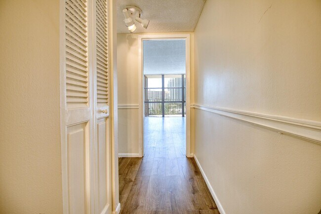 Building Photo - 800 Parkview Dr