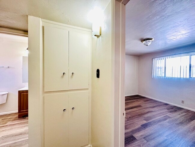 Building Photo - $400 Off Move In Special! Spacious 1 Bedro...