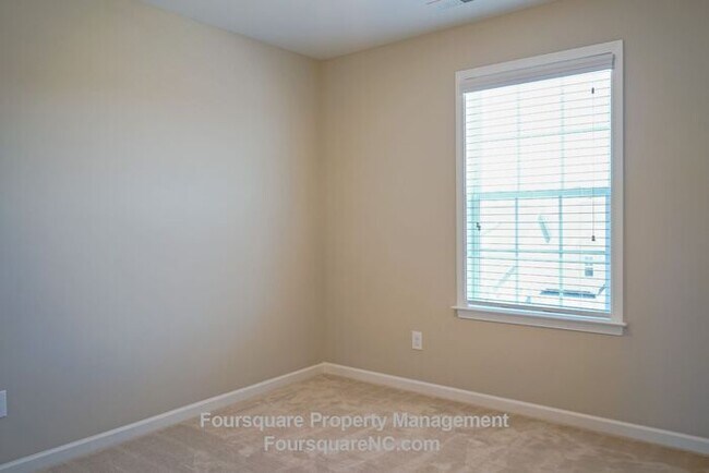 Building Photo - Modern 3-Story Townhome with Entry-Level Bonus Room, Back Deck & Garage , Community Pool in North...