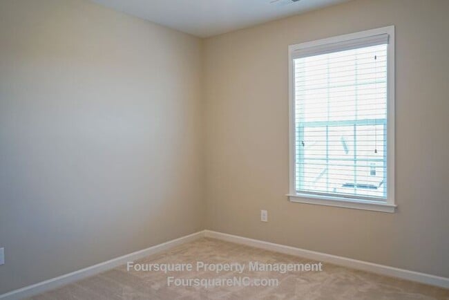 Building Photo - Townhome | First Floor Bonus Room | Single...