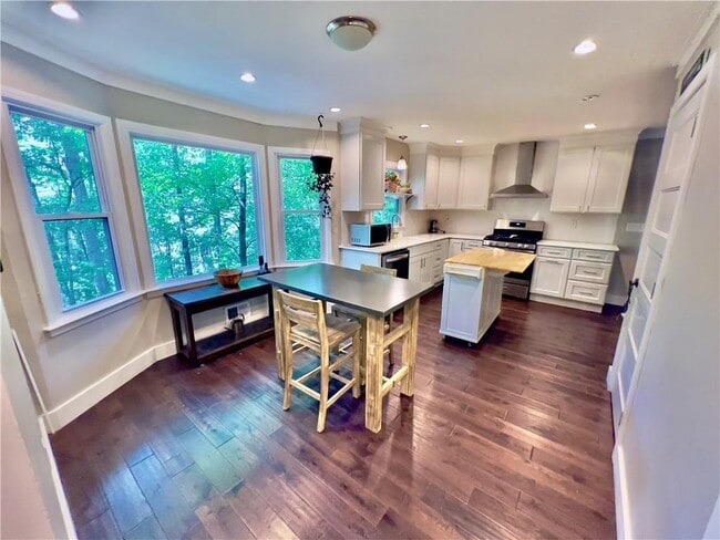 Building Photo - 2110 Six Branches Dr