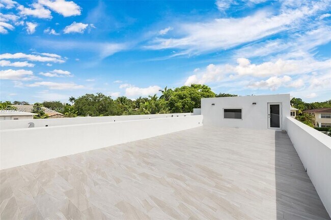 Building Photo - 1615 NE 3rd Ct