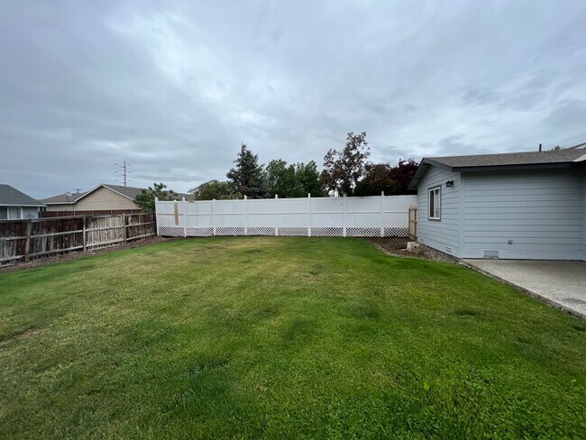 Building Photo - 3 Bedroom Home
