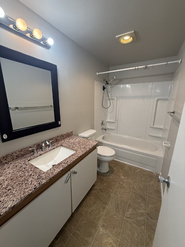 Building Photo - REMODELED 2 BEDROOM, 2 BATH CONDO!!