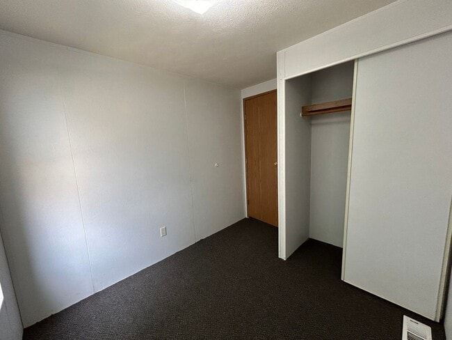 Building Photo - 3 Bedroom 2 Bath Trailer for Rent