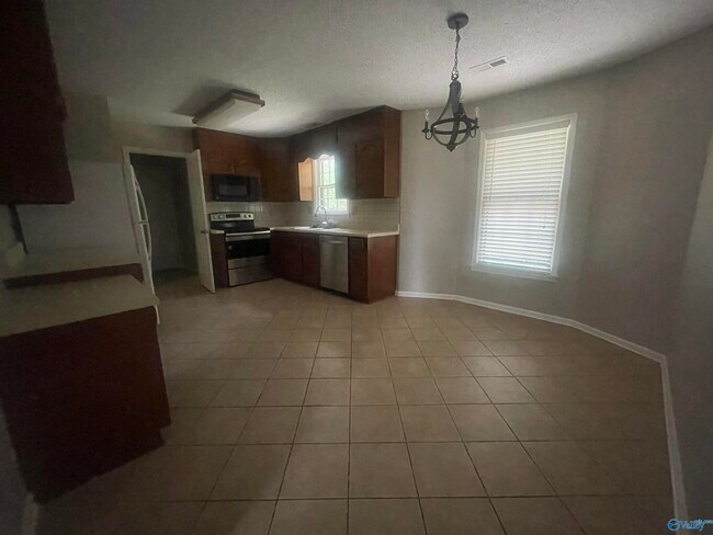 Building Photo - 1808 Hollytree Dr NW