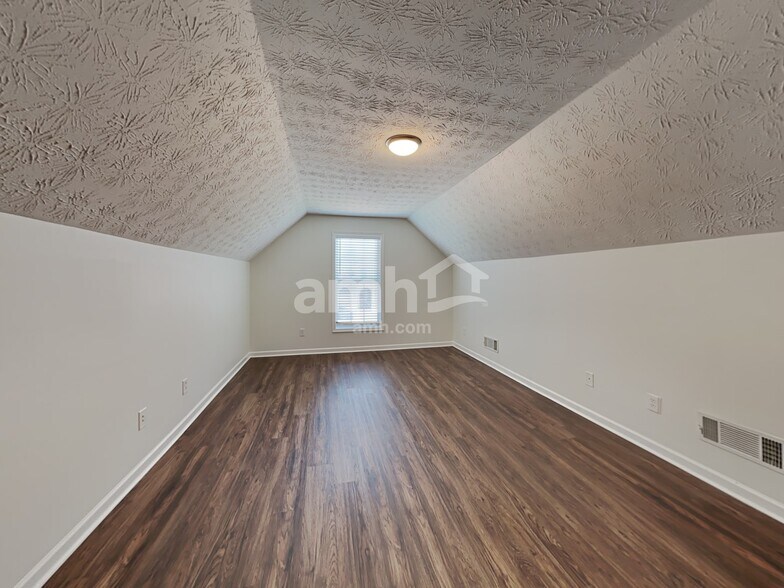 Building Photo - 3120 Victoria Park Dr NE