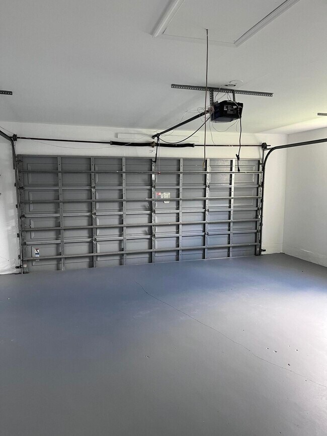 Building Photo - 8760 Lyndall Ln