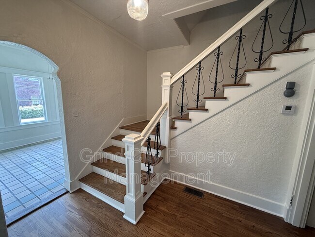 Building Photo - 653 Anderson St