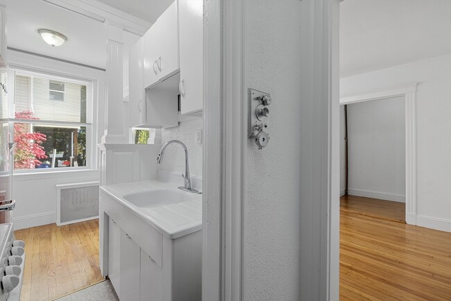 Building Photo - 170 Maple St