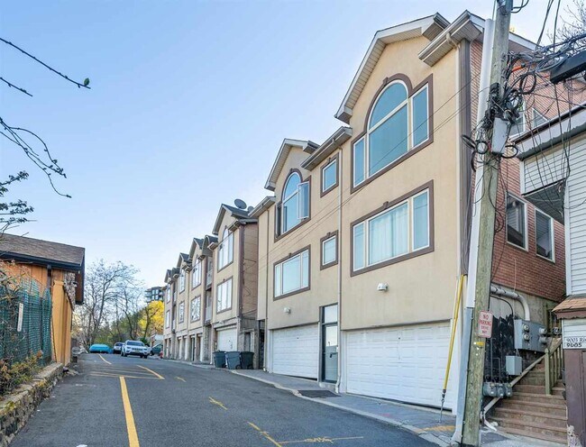 Building Photo - 8911 Riverside Pl