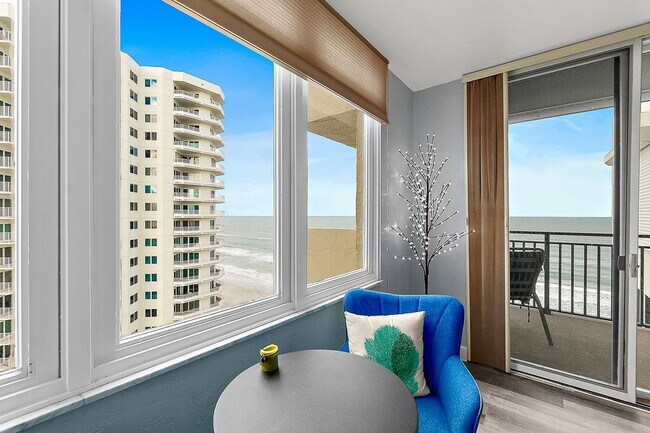 Building Photo - Spacious Oceanfront Condo