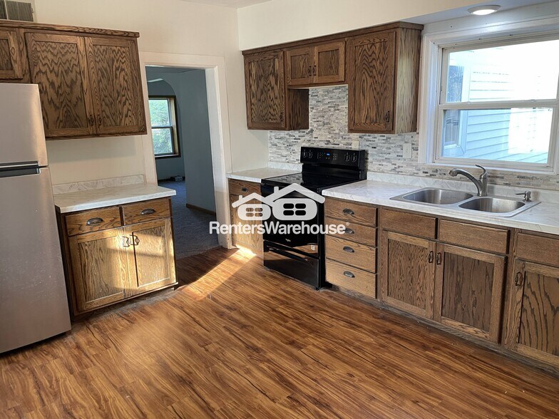 Primary Photo - 1320 County Rd A