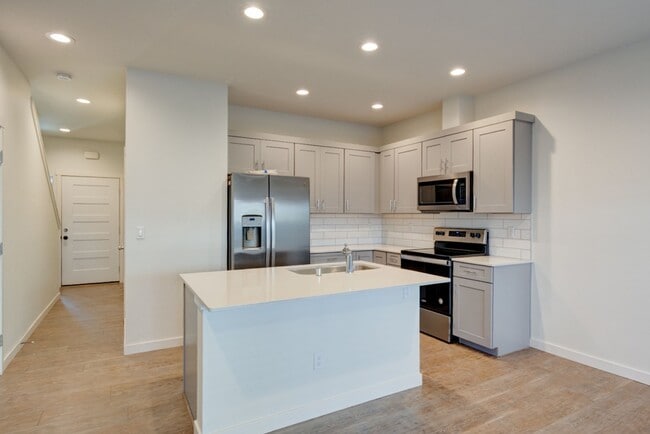 Building Photo - 3 Bedroom/2 Bath townhouse in Kettlecove community