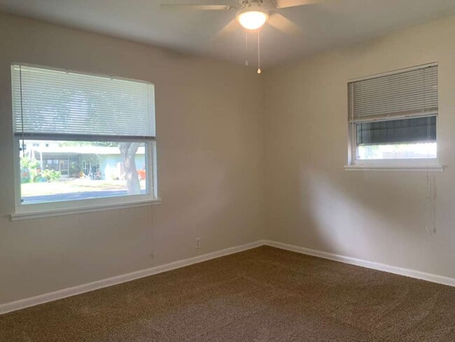 Building Photo - Updated 2 Bedroom 1 Bath in Central Gulfport