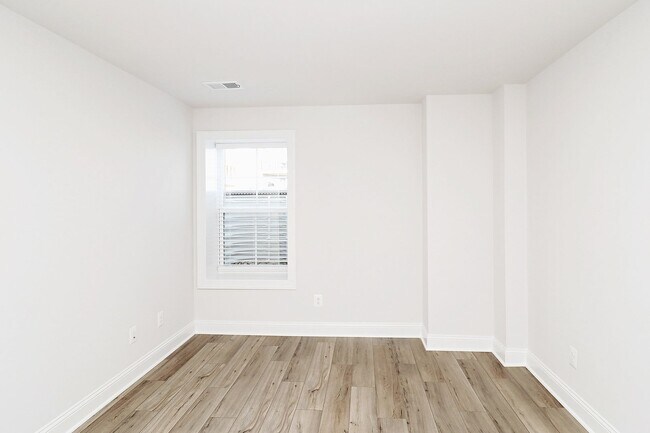 Building Photo - Pet-Friendly Apartment Near Crozet Park