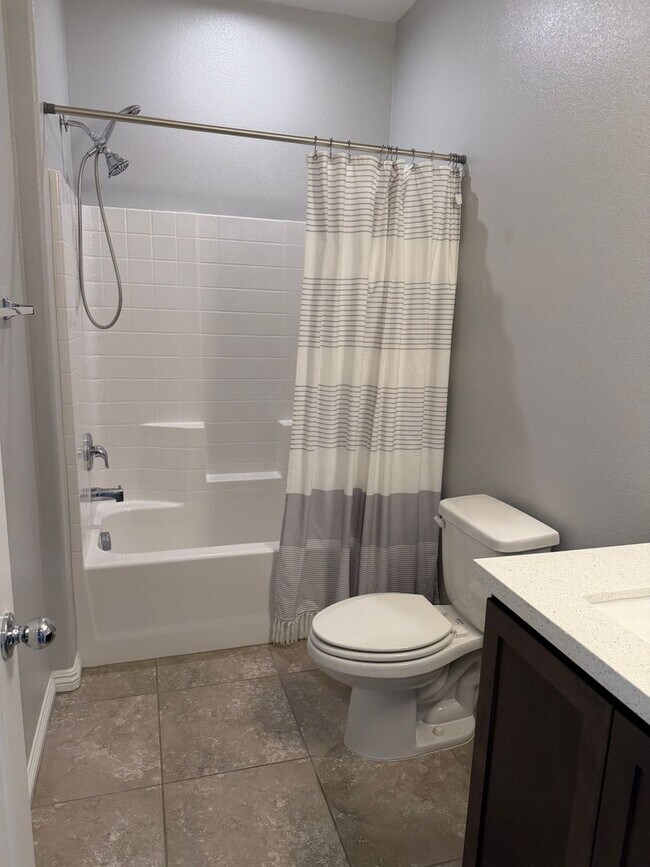 Building Photo - Must See 3 bedroom Townhome