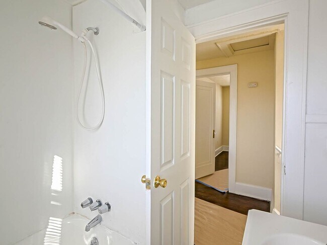 Building Photo - GREAT HOUSE ON BEAUTIFUL STREET GOODYEAR HEIGHTS