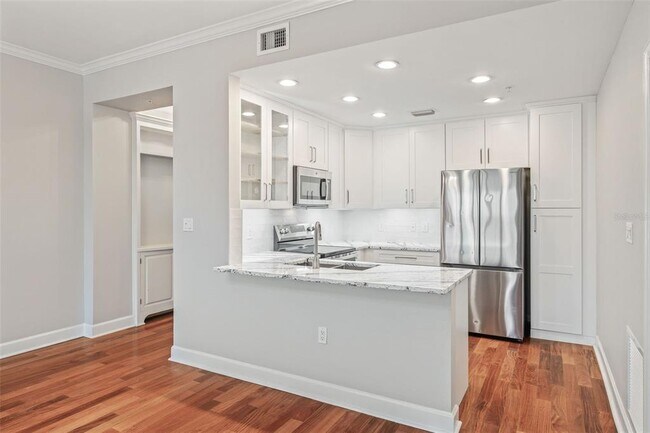 Building Photo - 2305 Edgewater Dr