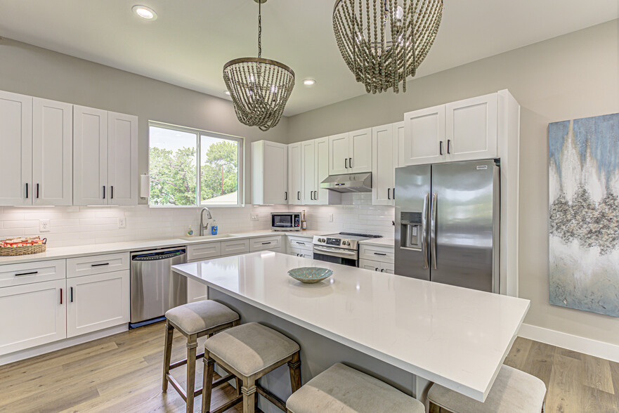 Kitchen - 707 N Shorewood Dr