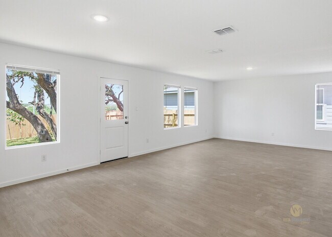 Building Photo - "Spacious 4-Bedroom Retreat with 2.5 Baths in Beautiful San Antonio!"