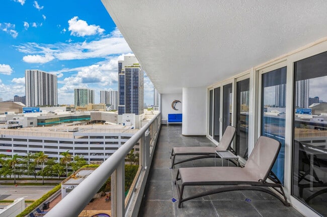 Building Photo - 1717 N Bayshore Dr