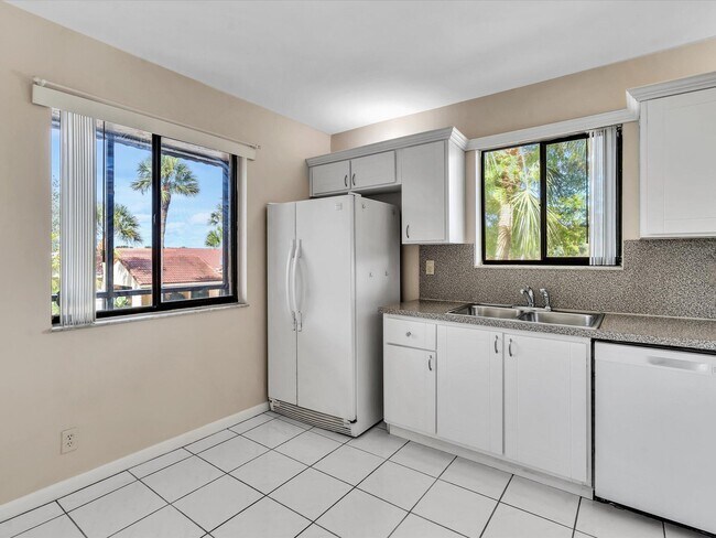 Building Photo - 16252 Laurel Dr