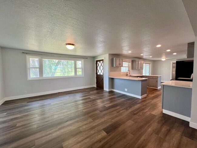 Building Photo - Fully Remodeled 4 Bed 3 Bath Home in the C...