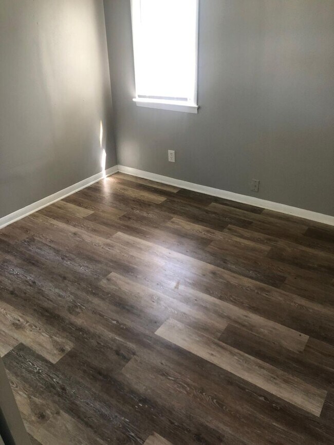 Building Photo - Single Family House with private backyard Available NOW